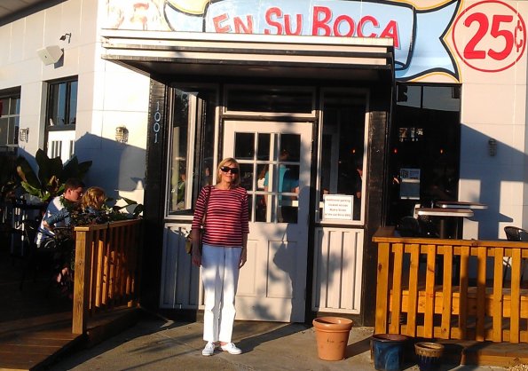 donna-with-tacos